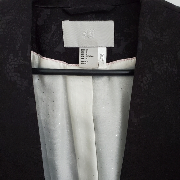 H&M Patterned Blazer with Ruched Sleeves. - Picture 2 of 7